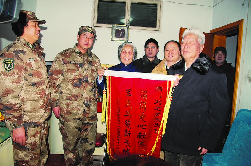 1月19日,家住鄭州市上街區(qū)的劉紹忠、李桂棠老兩口將300雙親手縫制的鞋墊贈(zèng)予了中國人民解放軍駐滎陽某部隊(duì)。該部隊(duì)領(lǐng)導(dǎo)專程驅(qū)車來到他們家,為他們送上了一面錦旗,錦旗上“涓涓愛心獻(xiàn)軍營,軍民共筑新長城”14個(gè)燙金大字格外耀眼。劉紹忠、李桂棠兩位老人是中國長城鋁業(yè)公司的離休人員,都已年過80,自2004年開始,二老就在家縫制鞋墊,無償贈(zèng)予上街區(qū)公安、消防及駐滎陽的部隊(duì)。近8年時(shí)間,他們共送出鞋墊3000余雙。許拓?cái)z