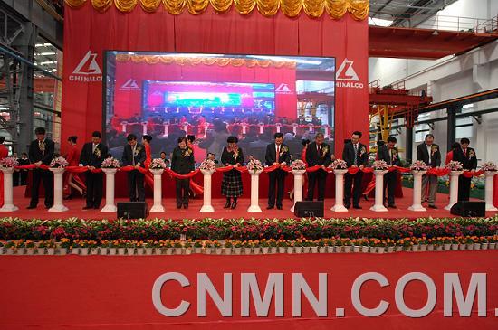 圖六：各級領導為生產(chǎn)線投產(chǎn)剪彩。