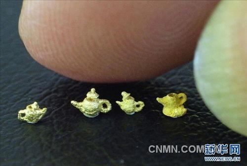 這是陳逢顯雕刻的“黃金茶壺”，每只壺尺寸約為0.2厘米（11月23日攝）。