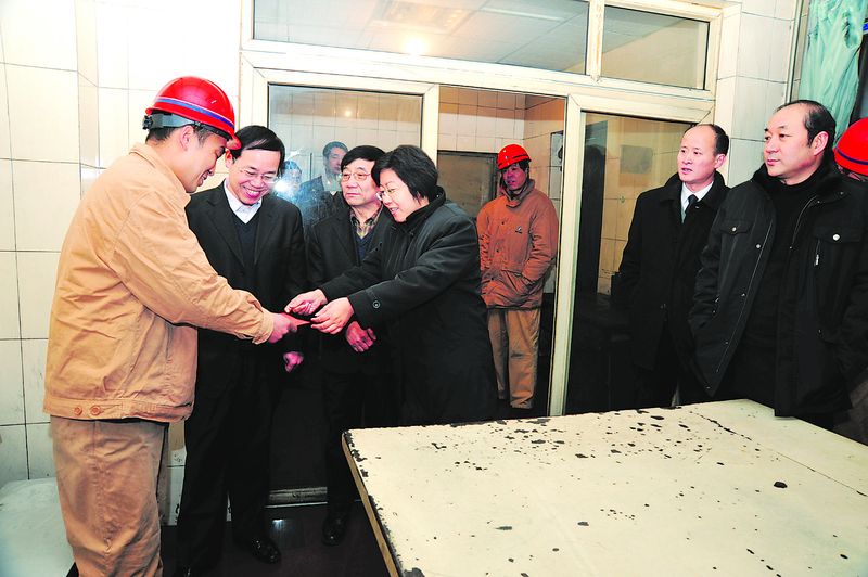 春節(jié)將至，中鋁鄭州企業(yè)領導非常關心勞模和困難職員工的生活。日前，中鋁鄭州企業(yè)協(xié)調(diào)委員會主任、中鋁河南分公司總經(jīng)理喬桂玲一行來到生產(chǎn)一線進行節(jié)前慰問，送上了組織的溫暖和關懷。圖為喬桂玲（左四）親手把慰問金送到市級勞模、碳素廠員工高彥紅（左一）手中。