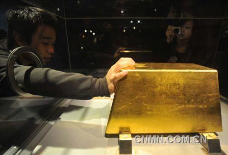 02世界上最大的金磚，重220千克（價(jià)格約780萬美元） 臺(tái)北黃金博物館