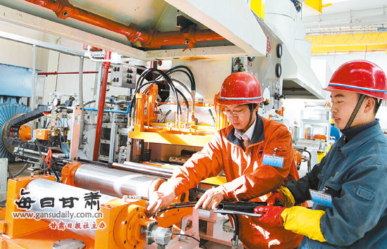 施工人員在調(diào)試設(shè)備。由八冶建設(shè)集團(tuán)公司承建的金川集團(tuán)公司年產(chǎn)5000噸鎳板帶材項(xiàng)目冷軋車間近日建成。