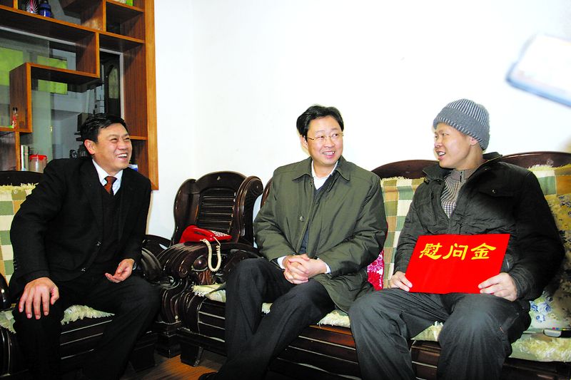 在兔年新春到來(lái)之際，中鋁公司領(lǐng)導(dǎo)分別深入到所屬企業(yè)開(kāi)展慰問(wèn)活動(dòng)。1月28至31日，公司黨組書(shū)記、總經(jīng)理熊維平到中國(guó)鋁業(yè)廣西分公司、長(zhǎng)沙有色冶金設(shè)計(jì)院和長(zhǎng)沙勘察設(shè)計(jì)院慰問(wèn)老模范、老干部和困難黨員、困難職工。
