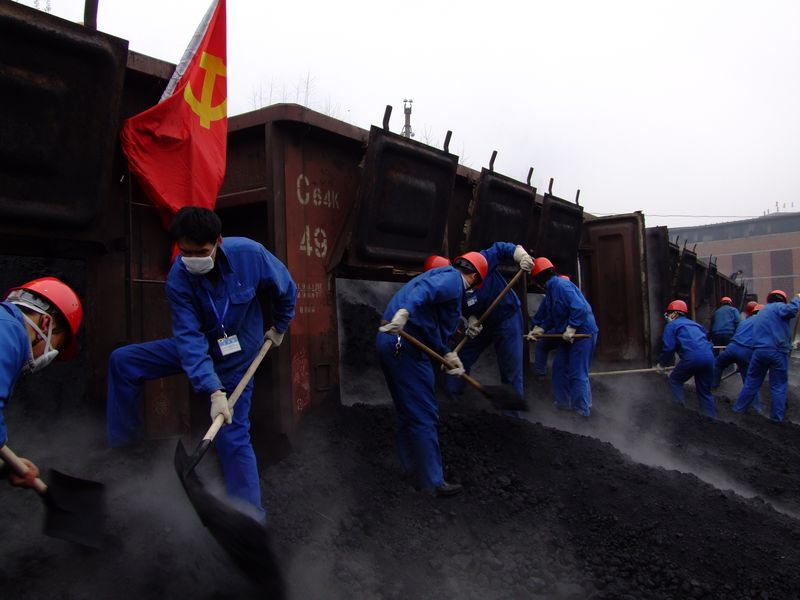 兩級機(jī)關(guān)黨員在大家春節(jié)余興未散之時，主動請纓義務(wù)勞動，緩解難題，用實際行動踐行了“創(chuàng)先爭優(yōu)”。