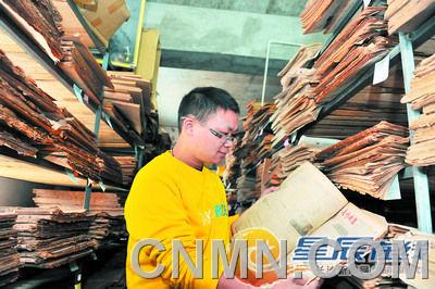 張立的報紙庫如同舊報資料室，這一“懷舊產(chǎn)業(yè)”為他淘來每月近萬元的收入。