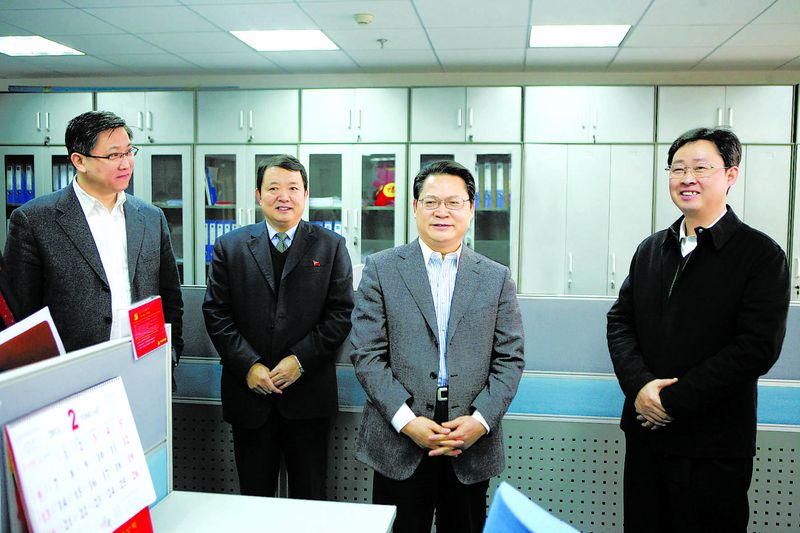 2月16日，中組部干部五局局長高選民、副局長石軍一行到創(chuàng)先爭優(yōu)聯(lián)系點中國鋁業(yè)公司，并深入中鋁國際貿(mào)易有限公司，通過考察黨支部活動室、創(chuàng)先爭優(yōu)活動展板，與基層黨員座談等形式，了解基層黨組織創(chuàng)先爭優(yōu)活動開展情況，對中鋁公司創(chuàng)先爭優(yōu)活動進(jìn)行現(xiàn)場點評。中鋁公司黨組書記、總經(jīng)理，創(chuàng)先爭優(yōu)活動領(lǐng)導(dǎo)小組組長熊維平主持點評會。