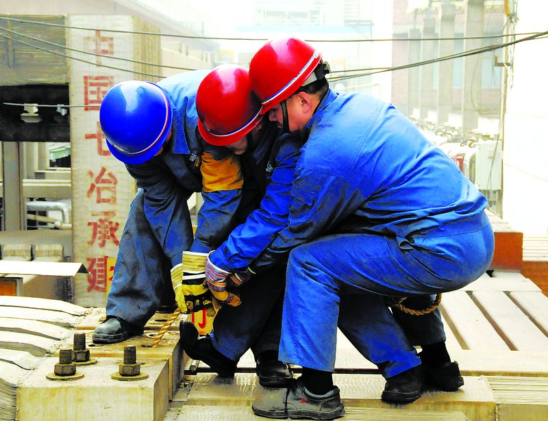 2月20日，焦作萬方201技術(shù)示范生產(chǎn)線91臺槽開始通電投產(chǎn)。投產(chǎn)后，201槽預(yù)計比改造前電解槽噸鋁節(jié)電1000度以上。本次啟動采用電解質(zhì)粉代替冰晶石啟動技術(shù)，節(jié)約采購費(fèi)用1500余萬元。圖為員工正在拆除母線短路片。