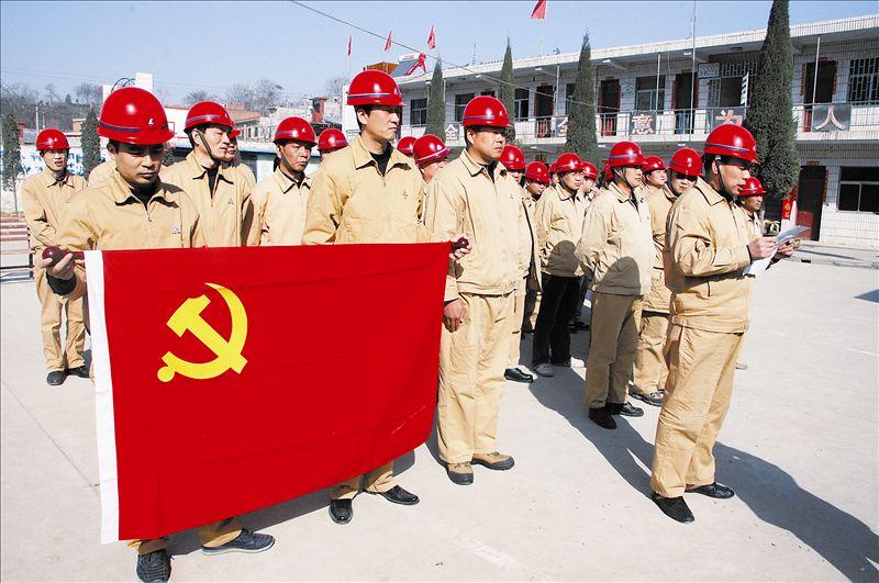 3月17日,中鋁河南分公司礦山工作隊臨時黨支部成立大會上,隊員們的錚錚誓言在小關(guān)礦夾津口礦區(qū)內(nèi)久久回蕩。自2010年中鋁河南分公司礦山工作隊成立以來,極大地遏制了礦石非法外流現(xiàn)象的發(fā)生。按照中鋁公司總經(jīng)理熊維平提出的創(chuàng)先爭優(yōu)活動要覆蓋所有企業(yè)、所有單位、所有黨支部和所有共產(chǎn)黨員的要求,同時為給礦山工作隊提供強有力的組織保障和思想保障,使礦山工作隊在企業(yè)扭虧增盈中發(fā)揮更大的作用,公司黨委決定在礦山工作隊成立臨時黨支部。該公司黨委書記王立建將一面鮮紅的黨旗親手交到了礦山工作隊負(fù)責(zé)人手中。礦山工作隊負(fù)責(zé)人表示,將以臨時黨支部的成立為契機,以創(chuàng)先爭優(yōu)活動為抓手,充分發(fā)揮黨員的模范帶頭作用,切實保障公司礦產(chǎn)資源權(quán)益,制止一切非法開采、盜運、倒賣公司礦石的行為,確保公司礦石資源顆粒歸倉。
