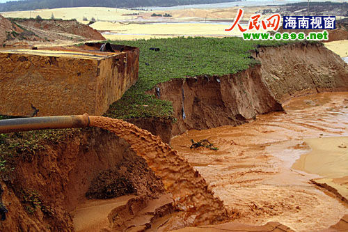 “粗大的水管正在排放采鈦礦產(chǎn)生的尾砂和污水。”在海南文昌市昌灑鎮(zhèn)白土村牧場坡附近，大型采礦機正在熱火朝天的運轉。為了2000多元的工資，兩位打工者不顧一切，被“圍”在數(shù)十米深的礦坑里工作。圖為文昌昌灑鎮(zhèn)白土村牧場坡附近的采鈦礦現(xiàn)場