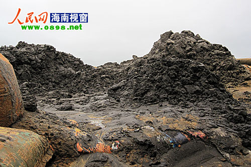 此時，來自湖南來此打工的夫妻倆正在辛勤的工作，從礦坑上往下看，許先生的妻子被“圍”著在操作抽水機，看起來十分危險。至于是否擔心自身的安全，“我們剛來沒多久，只要有活就做，老板一個月給我們2千多塊錢的工資。”許先生說。被問及是老板姓名及公司名稱時，許先生則是一問三不知。