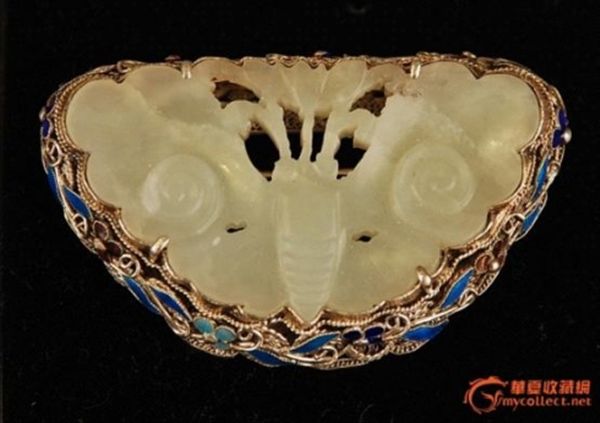　　圖為 銀掐絲燒琺瑯鑲玉蝴蝶珮胸花。品相完好。背后有“SILVER”款識(shí)。尺寸：60*36MM，重27克。