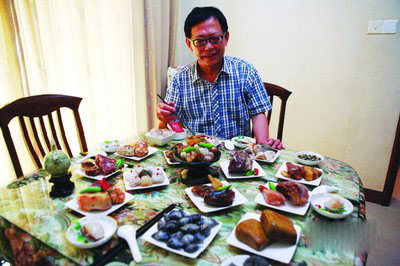 吳永旭和他的“石頭宴”__吳永旭拉著記者到餐廳，硬要請記者吃飯。記者嚇了一跳，一大桌子的“菜”，有“三層肉”、“醬牛肉”、“亂燉”、“皮蛋”、“水晶包”、“豆腐干”……原來是“石頭宴”。吳永旭說，這只是一部分，他收藏的石頭可以擺四桌“菜”呢！吳永旭說，房間里的石頭只是自己收藏的一部分，還有一部分放在朋友家中。再過一年，他就退休了，想要專門搞個展廳，將自己所有的收藏一一陳列，讓志同道合的朋友們有個交流的地方。