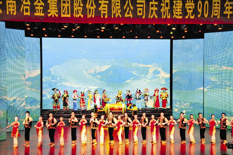 舞蹈：歡樂的節(jié)日。  整臺晚會激情洋溢,精彩紛呈,得到了近千觀眾經(jīng)久不息的掌聲和高度評價。