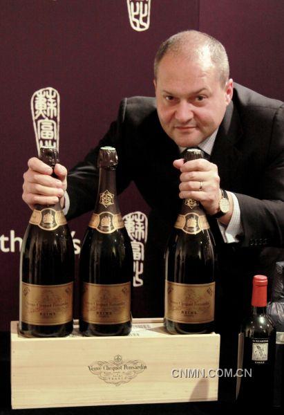 蘇富比亞洲區(qū)洋酒部主管樓柏禮(Robert Sleigh)及凱歌酒莊(Veuve Clicquot)直遞1921、1929及1947年珍罕歷史性年份香檳。