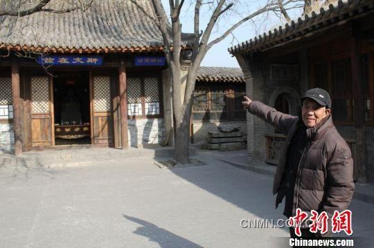 圖為85歲得王緒老人指著文昌宮的正殿對記者介紹說，“雞鳴驛是國家的文物，一定要保護好”。