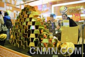 參展的金行在現場展臺用金磚壘出小“金字塔”，吸引了眾多投資者的目光。