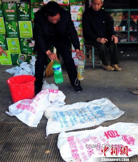 當?shù)卮迕裣蛴浾哒故颈I礦企業(yè)所用的化學用品包裝袋。