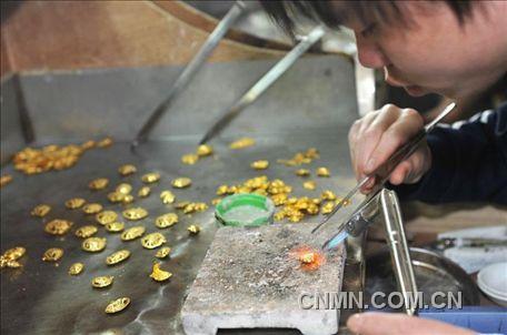 部分需要焊接、粘合的黃金飾品。