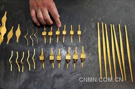 制成的半成品的手鐲及戒子。