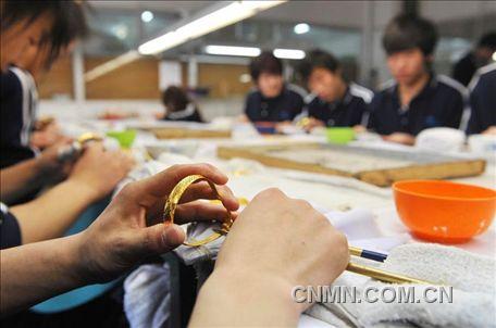 手鐲的最后工序“拋光與壓光”。