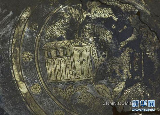 這是在克羅地亞溫科夫齊市博物館展出的新近出土的一件鍍金銀盤(pán)（3月29日攝）。