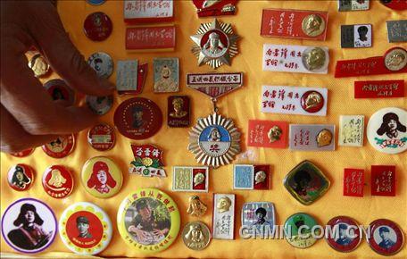 3月1日，房冠龍在展示自己收藏的120多枚關(guān)于雷鋒的紀(jì)念章。
