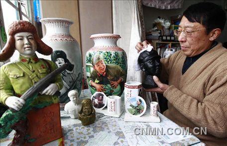 3月1日，房冠龍在家中整理部分藏品。