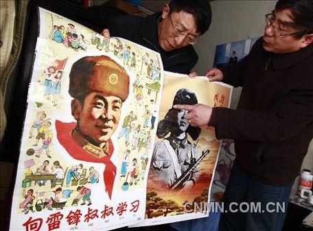3月1日，房冠龍（左）向來訪的客人介紹自己最近添置的兩件藏品。
