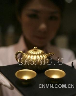7月11日，“故宮心經(jīng)錦囊壺”和“心經(jīng)金碗”正式亮相北京菜百。由故宮博物院與國金黃金集團(tuán)聯(lián)合出品的此套“品茶”器皿，采用999純黃金的傳統(tǒng)制金工藝和現(xiàn)代工藝制成。“故宮心經(jīng)錦囊壺”重260克，首次以故宮館藏珍品“乾隆·綠漆地描金瓜棱壺”為原型，精工創(chuàng)造。“心經(jīng)金碗”重25克，刻有《般若波羅蜜心經(jīng)》，共268個(gè)字。
