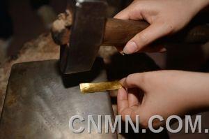 金箔鍛造大部分工序都需要人工操作，所以對技術(shù)要求很高。砸金片要求極高，有一錘沒砸好，一天的工作就可能白費(fèi)掉。