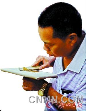 把鋪在烏金紙上的金箔用竹條挑起，切割成小片后用嘴吹氣再把金箔撩起到玉扣紙上，這些步驟都不能直接用手觸碰到金子。
