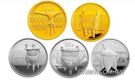 　　8月31日，中國人民銀行將發(fā)行中國青銅器金銀紀(jì)念幣(第一組)一套。該套紀(jì)念幣共5枚，其中金幣2枚、銀幣3枚，均為國家法定貨幣，由中國金幣總公司總經(jīng)銷。該紀(jì)念幣預(yù)計(jì)將于9月中旬亮相沈城。