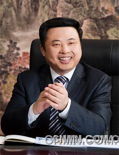 天能集團董事局主席張?zhí)烊? /></p>
<p><br />　　全國人大代表、天能集團董事局主席張?zhí)烊螌π履茉串a(chǎn)業(yè)的關(guān)注度非常大，在為今年“兩會”準備的9條議案及建議中，就有5條涉及加快建設(shè)廢舊電池回收體系、盡快出臺電動自行車國家新標(biāo)準、推動低速短程電動汽車發(fā)展、暫緩征收鉛蓄電池消費稅等新能源相關(guān)問題。<br />　<strong>　一、及時清理涉企過時政策規(guī)章<br /></strong>　　“企業(yè)發(fā)展離不開政策法規(guī)，改革開放30多年，各級政府部門出臺了大量政策、規(guī)章、文件，一些政策、規(guī)章、文件已經(jīng)完成使命，退出了歷史舞臺，但也有不少因為種種原因，存留了下來。”張?zhí)烊谓榻B說。<br />　　客觀上看，這些存留下來的政策、法規(guī)、文件，它們在當(dāng)時的社會條件下起到一定的作用，不過隨著時間的推移與社會的發(fā)展，有的相互抵制，有的干脆成了阻礙生產(chǎn)力發(fā)展的“籬笆”，少數(shù)不積極或不作為的部門，甚至?xí)弥@些“籬笆”圈自己的利益、向企業(yè)提無理要求。這在很大程度上傷害了企業(yè)的積極性與主動性，給企業(yè)發(fā)展帶來很大阻礙。<br />　　為進一步優(yōu)化我國企業(yè)經(jīng)濟發(fā)展的法制環(huán)境，促進企業(yè)轉(zhuǎn)型升級，張?zhí)烊谓ㄗh國務(wù)院有關(guān)部門牽頭，組織各級政府有關(guān)部門在全國范圍內(nèi)對涉及企業(yè)生產(chǎn)經(jīng)營的一系列政策、法規(guī)、文件做一次系統(tǒng)的梳理，重點清理和修改不符合市場經(jīng)濟發(fā)展要求、不利于企業(yè)轉(zhuǎn)型升級的有關(guān)文件，要將清理工作與全面清理涉及向企業(yè)收費、攤派的規(guī)定結(jié)合起來，從制度上、源頭上切實解決企業(yè)負擔(dān)過重的問題。<br />　　建議對以下列情形之一的，應(yīng)當(dāng)予以修改：1.部分內(nèi)容與上位法不一致或者相抵觸的;2.國家政策重大調(diào)整，政府規(guī)章、規(guī)范性文件的部分內(nèi)容與之不適應(yīng)的;3.部分內(nèi)容明顯不適應(yīng)經(jīng)濟社會發(fā)展需要的;4.部分內(nèi)容的程序、可操作性不強，需要予以細化和完善的;5.政府規(guī)章、規(guī)范性文件之間對同一事項的規(guī)定不一致的;6.其他原因需要予以修改的。<br />　　有下列情形之一的，應(yīng)當(dāng)予以廢止：1.主要內(nèi)容與上位法或者國家政策相抵觸的;2.依據(jù)的法律、法規(guī)已廢止或者宣布失效的;3.主要內(nèi)容已被新制定或者修訂后的法律、法規(guī)、規(guī)章涵蓋的;4.主要內(nèi)容已被新制定的政府規(guī)章、規(guī)范性文件替代的;5.主要內(nèi)容已不適應(yīng)經(jīng)濟社會發(fā)展需要的。<br />　　<strong>二、加大低速短程電動汽車推動力度<br /></strong>　　“市場上運行的電動汽車有高速車和低速車兩類，目前低速短程電動汽車銷量遠遠大于高速電動汽車，贏得了廣泛的市場。”張?zhí)烊握f，高速電動汽車與低速短程電動汽車相比較，其性價比不具備競爭優(yōu)勢。在節(jié)能減排和生態(tài)文明建設(shè)的推動下，我國正大力發(fā)展綠色交通，加快建立以低碳為特征的交通運輸體系，他建議國家相關(guān)部門出臺相關(guān)政策，進一步推動低速短程電動汽車發(fā)展。<br />　　“一要制定電動汽車技術(shù)標(biāo)準，促進低速短程電動汽車發(fā)展。二要明晰發(fā)展政策，鼓勵技術(shù)創(chuàng)新。三要合理布局產(chǎn)業(yè)發(fā)展，規(guī)劃配套設(shè)施建設(shè)。四要出臺管理辦法，解決車輛上路問題。五要完善服務(wù)體系，確保電池回收。”張?zhí)烊谓ㄗh。</p>
<p> </p>
 <p style='text-align:center'>[1]<a href='ShowNews1.aspx?id=263719&page=2' target='_self'><b>[2]</b></a> <a href='ShowNews1.aspx?id=263719&page=3' target='_self'><b>[3]</b></a> <a href='ShowNews1.aspx?id=263719&page=2' target='_self'>下一頁</a></p></div>
                    <p class=