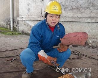 　　　　即將退休的丁仲榮仍堅(jiān)守崗位，作為江銅集團(tuán)一名普通電焊工，她在電焊崗位已經(jīng)工作了30多個(gè)年頭，曾被授予“全國(guó)先進(jìn)女職工”、“全國(guó)三八紅旗手”等榮譽(yù)稱號(hào)。