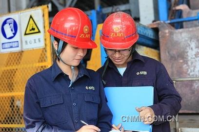 紫金銅業(yè)電解廠女工統(tǒng)計(jì)校對當(dāng)天陽極機(jī)組整形過的陽極板數(shù)量