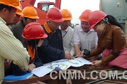 C.共同建設(shè)新興產(chǎn)業(yè)。陜西有色天宏公司女職工與專家一起參與建設(shè)多晶硅生產(chǎn)線。 (1)