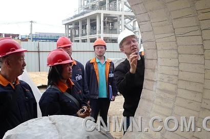 C.共同建設(shè)新興產(chǎn)業(yè)。陜西有色天宏公司女職工與專家一起參與建設(shè)多晶硅生產(chǎn)線。