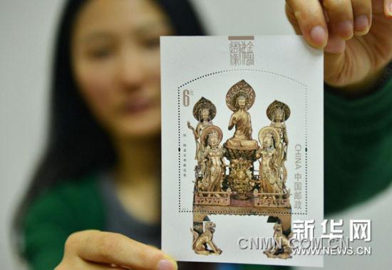6月14日，浙江郵票公司的工作人員展示《金銅佛造像》特種郵票小型張“隋·銅鎏金佛教造像”。