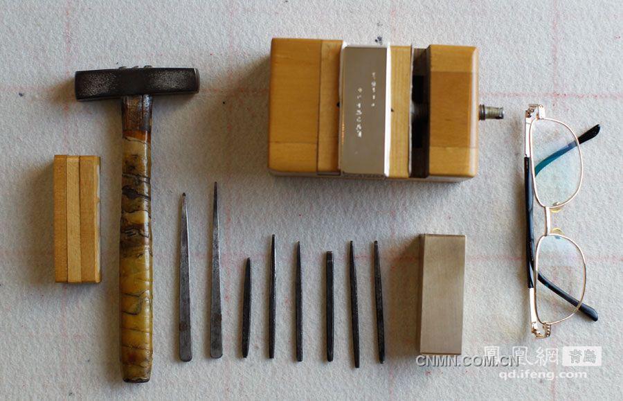 圖為：金屬篆刻所使用刀具。