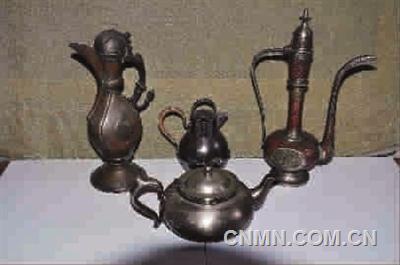 中國(guó)歷朝歷代出品了很多出色的瓷水壺，有個(gè)收藏家藏有一千多把中國(guó)古代瓷水壺，可謂“壺專家”。然而，我總覺得瓷水壺雖然好看細(xì)膩，但碰不起，難以保存。而銅的水壺則比較耐用，造型生動(dòng)，質(zhì)地精良，尤其是國(guó)外的銅壺。