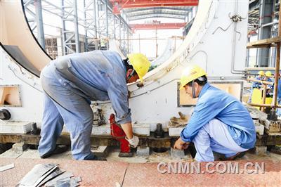 近日，在銅陵有色沙溪銅礦建設(shè)中，銅冠建安安裝公司承擔(dān)了磨浮車間兩臺大型設(shè)備的安裝。其中，半自磨機(jī)直徑8．5米、凈重709噸，球磨機(jī)直徑6．2米、凈重832噸，均是銅陵有色磨浮系統(tǒng)中最大的設(shè)備。半自磨機(jī)自7月底開始安裝，目前正在安裝半自磨機(jī)主軸底座，間距在7．6米的兩個(gè)底座間橫向中間線安裝誤差不能超過1毫米，安裝精度要求極高。為確保精確度，該公司職工在安裝底座中反復(fù)檢測，不斷調(diào)整，全力按設(shè)計(jì)要求做好施工。