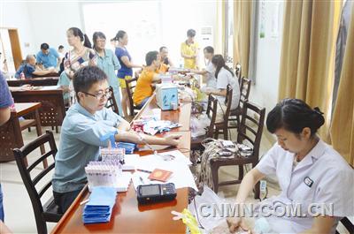 為響應江西省獻血辦、江西省血液中心《關于組織公民義務獻血通知》的號召，南昌硬質合金有限責任公司近日組織職工進行無償義務獻血活動。此次義務獻血活動共有來自各生產單位、職能部門50余位愛心獻血者參加，成功獻血者達45人，短短半天時間共獻血12000余毫升。