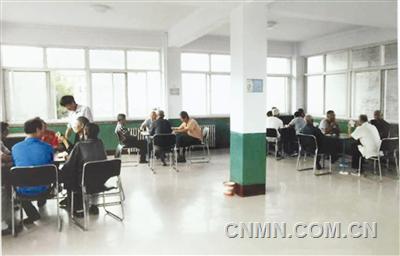 河北省承德市壽王玟勞動保障事務(wù)管理處（原壽王墳銅礦退休管理處）為給近3000名離退休職工創(chuàng)造更好的娛樂環(huán)境，多次對老年活動中心進(jìn)行改造。今年又投資12萬元更換了采暖設(shè)施；為地面重鋪了地板磚；更換了臺球案，為棋牌室、閱覽室添置更換了桌椅；為樓頂做了彩鋼防水；對各層游藝室重新裝修粉刷，受到離退休職工的歡迎與稱贊。（劉樹強(qiáng) 劉鳳學(xué) 包學(xué)文）