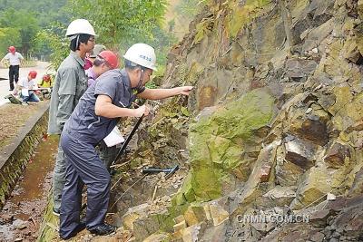 　9月9日～11日，近80名來自廣東省地質(zhì)局、省核工業(yè)地質(zhì)局、省有色金屬地質(zhì)局的中青年地質(zhì)技術(shù)人員，聚集在風(fēng)景秀麗的肇慶市鼎湖山腳下，一連三天，展開有“理論考試、巖礦鑒定、野外實(shí)操”為主要內(nèi)容的“全省礦產(chǎn)地質(zhì)專業(yè)技術(shù)人員職業(yè)技能競賽”，互相PK，軋金奪銀。這是廣東省地質(zhì)系統(tǒng)自2008年以來開展的第六次職業(yè)技能大賽。