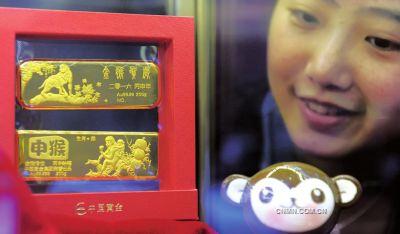 猴年賀歲金條提前開搶市場，在國際金價同比大幅下挫的背景下，今年的賀歲金條價格要便宜很多。昨天，中國黃金旗艦店首發(fā)七大系列猴年賀歲貴金屬產(chǎn)品，包括金條、金章、對聯(lián)等，其中“猴年大吉”、“金猴傳世”、“猴年對聯(lián)”產(chǎn)品均以稀缺高純金Au99.999為原料。