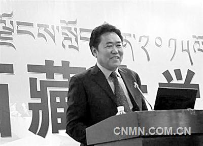  適逢西藏自治區(qū)50歲生日，記者在拉薩見(jiàn)到了多吉，作為我國(guó)首位中國(guó)工程院藏族院士，也是西藏地區(qū)唯一一位院士，多吉院士已從地質(zhì)勘探一線退居12年，一直從事地質(zhì)相關(guān)的管理工作，目前是自治區(qū)人大常委會(huì)副主任兼任自治區(qū)國(guó)土資源廳總工程師。