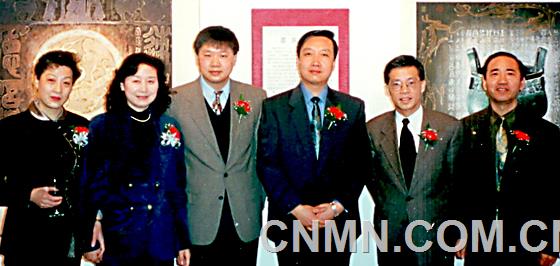畫家與嘉賓合影（左三為中國駐多倫多文化領(lǐng)事項曉偉，右二為國際佛光會多倫多會長）1