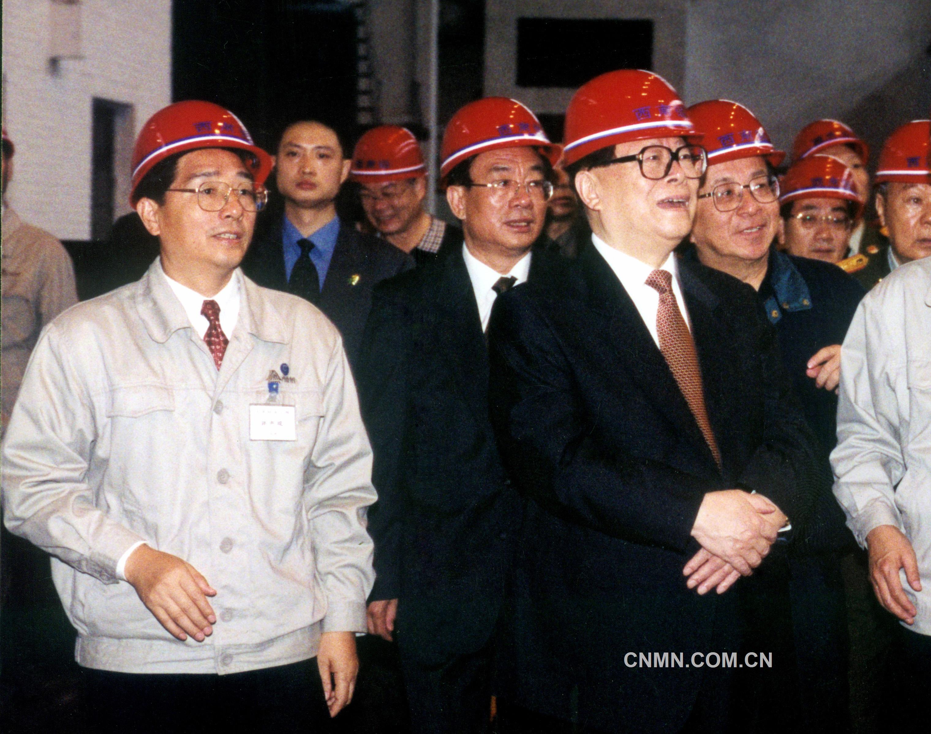 2002年5月22日，江澤民視察西南鋁。（李影攝）