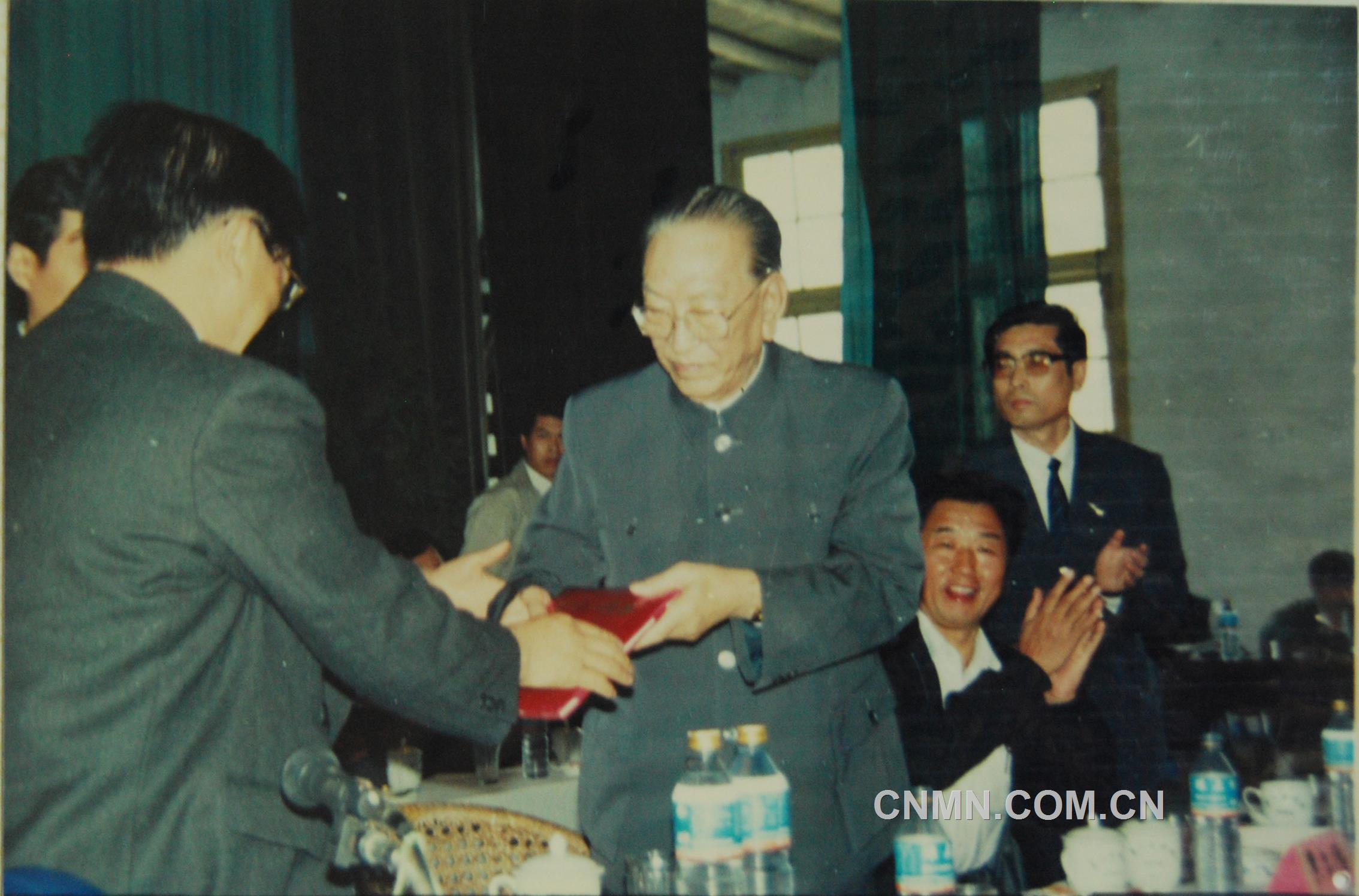 1991年10月，耿飚回到闊別65年的水口山，欣然接受“水口山功勛礦工”榮譽稱號。