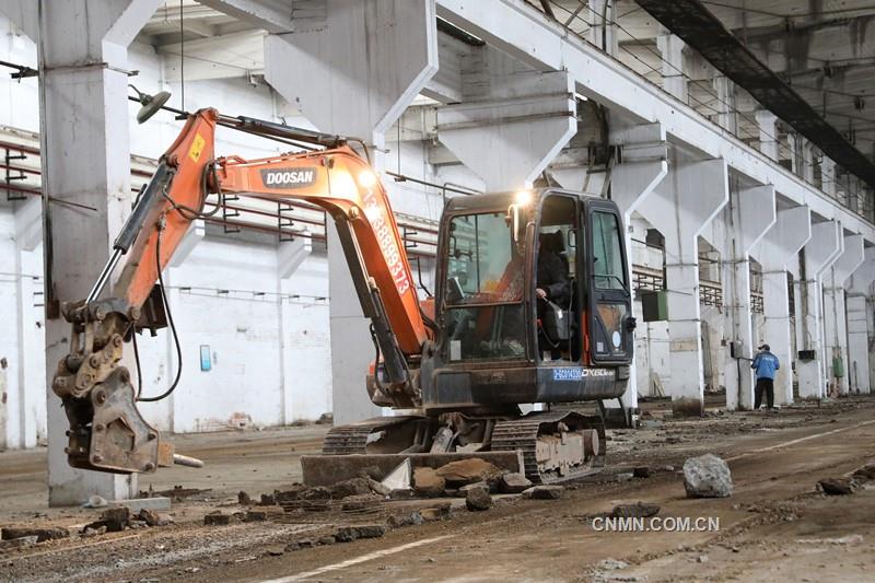 近日，在洛陽銅業(yè)占地4796平方米的原裝備技術(shù)公司工具車間閑置廠房內(nèi)，一臺鉤機(jī)在車間內(nèi)來往穿梭、平整地坪——洛陽市花卉市場搬遷地正在如火如荼地施工中。